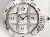gros plan d'une montre sur une surface blanche