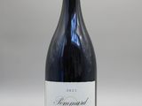 la bouteille de vin rouge est posée sur la table