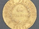 Gros plan sur une pièce d'or ornée d'une couronne.