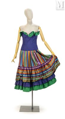 une photo d'un mannequin portant une robe multicolore
