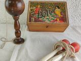 une boîte en bois décorée d'une peinture, à côté d'une corde et d'une lampe
