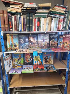 Les livres sont empilés sur une étagère dans une pièce remplie de livres