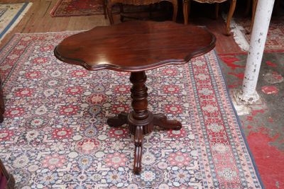 Guéridon de forme viiolonée en bois mouluré et sculpté