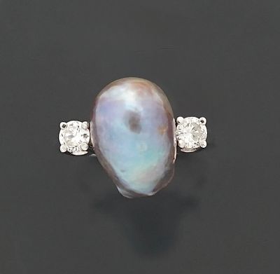 Bague en or gris 14K 585 millièmes ornée d'une perle baorque…