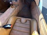 tableau de bord d'une voiture équipée d'un siège en cuir beige et de sièges en cuir beige