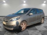 la photo d'une voiture argentée garée dans un garage