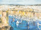 une peinture à l'huile représentant des bateaux dans un port avec des bâtiments à l'arrière-plan