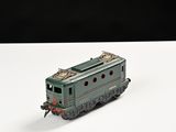 un petit train posé sur une surface blanche