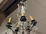 un lustre suspendu au plafond d'une pièce