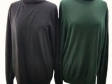 deux pulls verts et noirs posés l'un à côté de l'autre sur un mannequin
