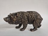une image représentant une statue d'ours sur fond blanc