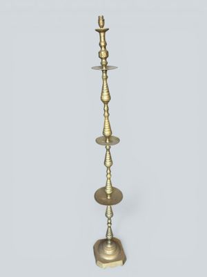 Grand chandelier monté en lampe en laiton doré.