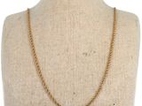 un collier à chaîne en or sur un mannequin mannequin mannequin mannequin mannequin mannequin mannequin mannequin mannequin mannequin