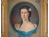 portrait d'une femme en robe bleue, avec une fleur dans les cheveux