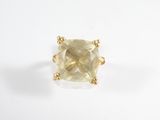 un gros plan d'une bague sertie d'un diamant jaune