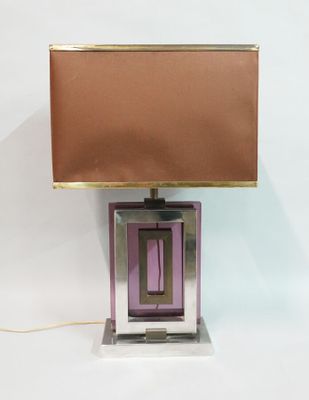 une image représentant une lampe violette munie d'un abat-jour marron