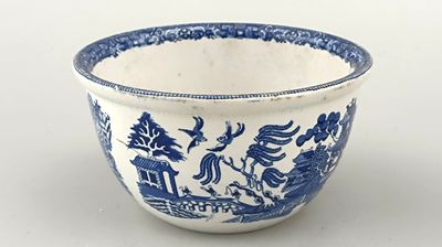 bol en porcelaine bleue et blanche orné d'un motif représentant un dragon et d'autres animaux