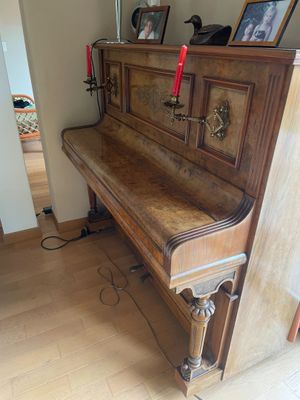 un piano qui se trouve dans le coin d'une pièce