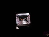gros plan d'un diamant rose sur une surface noire
