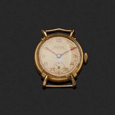 une montre en or avec un cadran blanc sur un fond noir