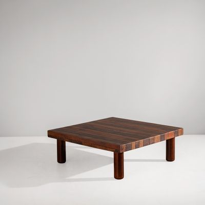 une photo d'une table basse en bois posée sur une surface blanche