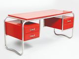 un bureau rouge surmonté de deux tiroirs rouges