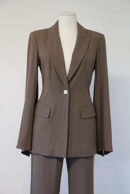 an image of a woman ' s suit on a mannequin dummy