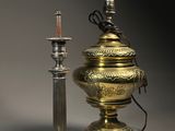 une lampe posée à côté d'une autre lampe sur une table