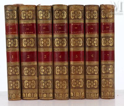 un coffret de cinq livres aux couvertures dorées et rouges
