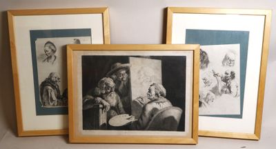 trois photos encadrées représentant un homme et une femme assis devant un tableau