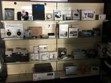 de nombreux appareils électroniques sur les rayons du magasin