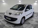 la photo d'une petite voiture blanche garée dans un garage