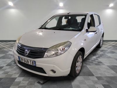 la photo d'une voiture blanche garée dans un garage