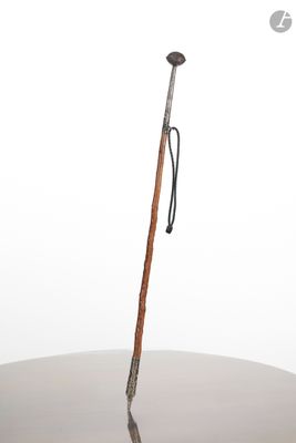 un bâton en bois posé sur une table