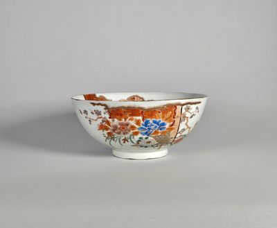 un bol blanc orné de motifs orange et bleus