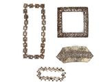 trois bijoux en argent posés sur une surface blanche