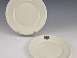 deux assiettes blanches ornées de motifs bleus et dorés