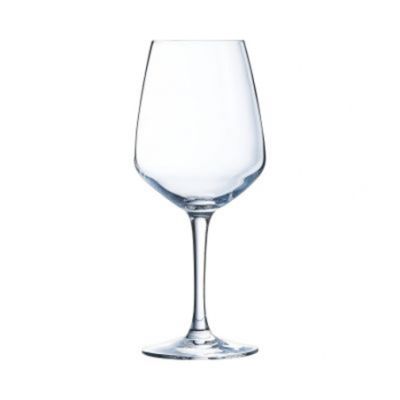 un verre à vin posé sur une table