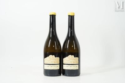 deux bouteilles de vin posées l'une à côté de l'autre sur une surface blanche