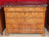 une commode en bois avec un plateau en marbre