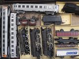 beaucoup de petits trains dans une boîte posée sur la table