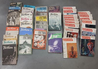 un grand nombre de livres posés sur une table