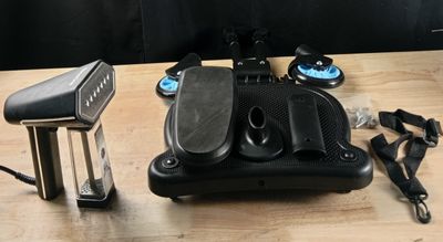 une table équipée d'une paire de pédales et d'une paire de ciseaux