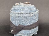 une pile de jeans bleus entourée d'un ruban marron