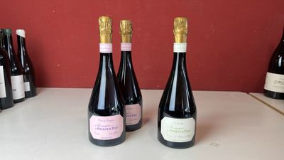 trois bouteilles de vin sont alignées sur un comptoir