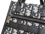 an image of a handbag with a zipper on it