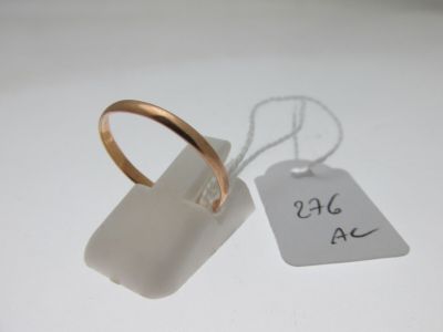 une bague en or à laquelle est attachée une étiquette