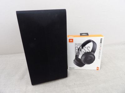 une boîte noire sur laquelle est posé un casque audio