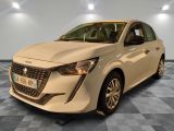 la voiture blanche est garée sur le sol à carreaux d'une pièce