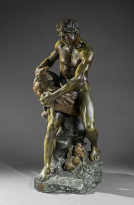une statue en bronze représentant un homme tenant un enfant sur un rocher